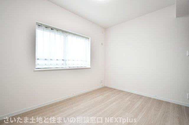 セザール大宮日進の洋室|洋室②5.5帖：南西側の窓が出窓になっているので、空間が広く感じられます。通常の窓よりもガラス面が広く日差しが弱い方角でも光を取り入れやすいので、部屋全体が明るいです◎植物を育てるのにも適しています◎