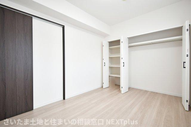 セザール大宮日進の洋室|洋室②5.5帖：ハンガーパイプつきの収納と棚タイプの収納がある、収納豊富なお部屋です。洋服と雑貨を分けて収納できるので、片付けが苦手な方でも、デットスペース無くすっきりと収納できそうですね！