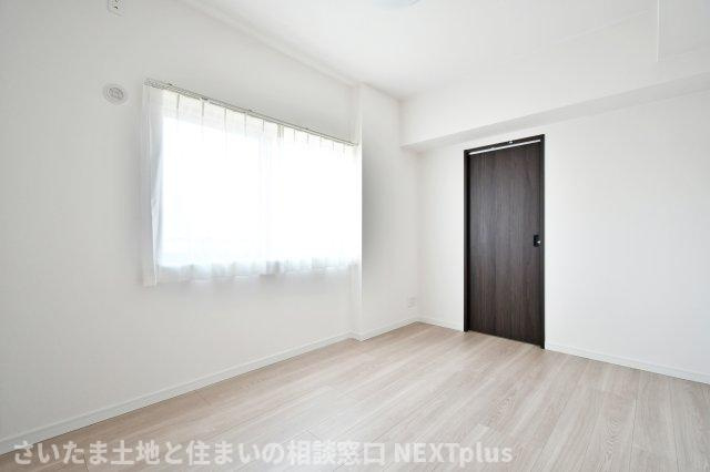 セザール大宮日進の洋室|洋室③8帖：南西向きなので、朝はゆっくりぐっすり眠りたい方におすすめのお部屋です。白を基調としているお部屋はシンプルで、どんな家具にもなじみやすく様々なコーディネートが楽しめそうですね◎