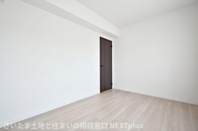 セザール大宮日進の洋室|洋室③8帖：ウォークインクローゼットつきのお部屋です。収納家具を置く必要が無いので、お部屋を有効活用できます！キングサイズのベットも置けるゆとりのある広さなので、主寝室におすすめです◎