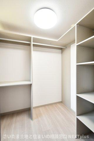 セザール大宮日進の収納|8帖の洋室のウォークインクローゼットです。ハンガーパイプに大小様々な収納スペースがあるので、いろいろなものを収納できます◎奥行きもあるので、スーツケースなどの大きい荷物も片付きますね！