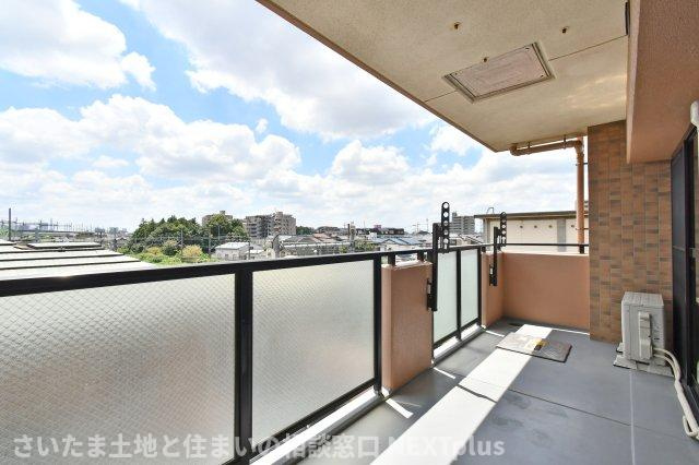 セザール大宮日進のバルコニー|奥行きがたっぷりとある11.5㎡のバルコニーです。南東向き＆眺望が良いので、晴れた日の洗濯物干しが気持ちよさそうですね！2部屋から出入りが出来るので家事動線が良く、洗濯作業が捗ります◎