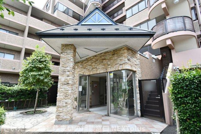 セザール大宮日進のエントランス|上品さが漂うエントランスアプローチ！段差などが無いため、足の不自由な方や車いす、ベビーカーでも難なく出入りができます◎三角の屋根がかわいらしい印象もあり、帰宅する度にほっこりしますね◎