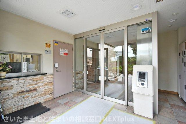 セザール大宮日進のエントランス|安心安全のオートロック付きです。防犯面が気になるご家庭も、小さいお子様がいるご家庭も、安心して暮らせます◎エントランス前には緑もあるので帰宅時の癒しになり、穏やかな暮らしが叶いますね◎