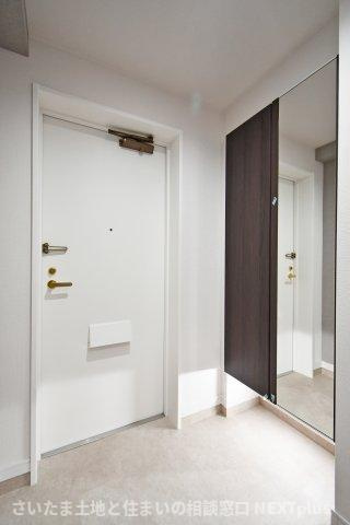 セザール大宮日進の玄関|シューズクローゼットには全身鏡つきなので、お出かけ前の服装チェックはばっちりです！忘れ物にも気づけますね！玄関は広めに設計されておりますので、お子様と並んで靴を一緒に履く事もできます！
