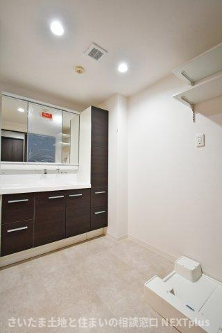 セザール大宮日進の独立洗面台|三面鏡付き洗面台は朝の寝癖直しも楽々。鏡裏には歯ブラシセットやスキンケアも収納できて魅力的です！下の収納にもドライヤーや入浴グッツ、洗剤のストックなど…様々なものが収納できる便利な設備です！