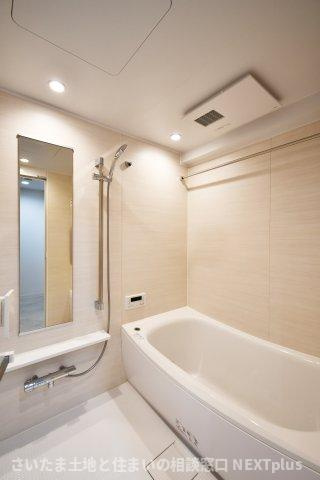 セザール大宮日進の浴室|白基調の明るい雰囲気の浴室です。浴室乾燥機もついておりますので、日曜日の夜に出される体操着や給食着、雨の日のお洗濯も困りません！暖房機能もついているので、寒い日のお風呂も気持ち良くは入れますね。