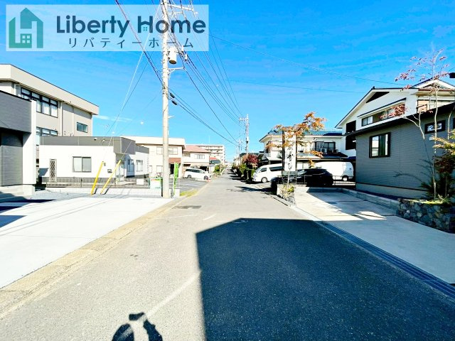 牛久市栄町６期　新築戸建　１号棟の前面道路含む現地写真
