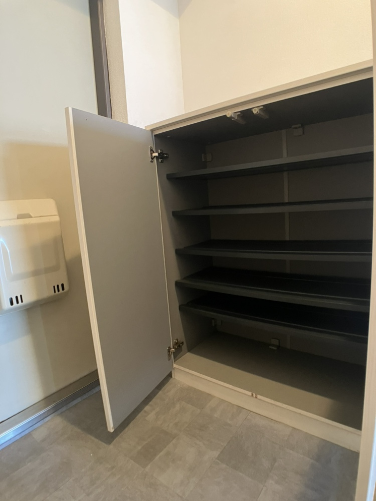 メゾンエクレーレニュー昭島の収納|下足入