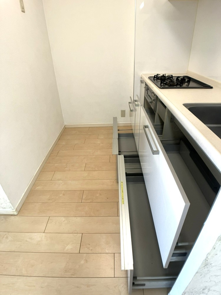 メゾンエクレーレニュー昭島のキッチン|キッチン下部収納