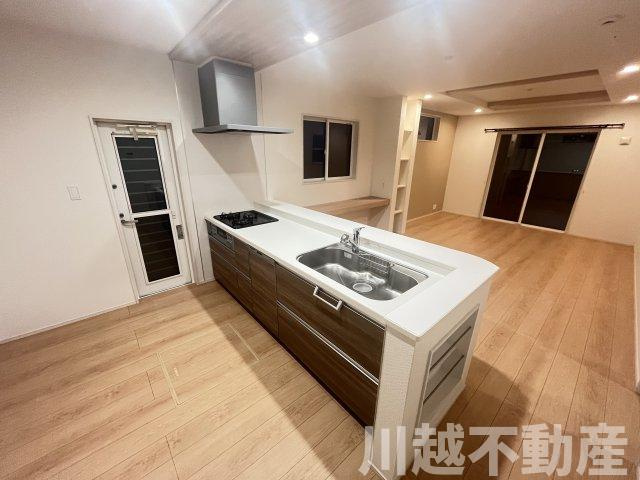 ２駅利用可、並列２台駐車可の築２年の住まいのキッチン|リビングダイニングと一体感のあるキッチンスペース