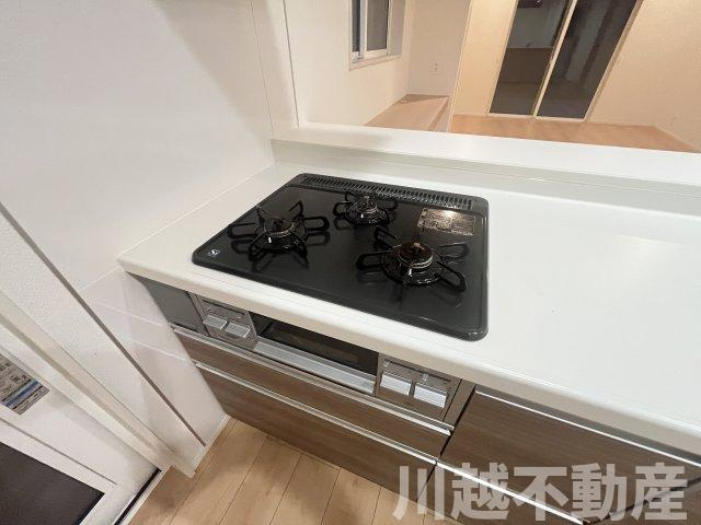 ２駅利用可、並列２台駐車可の築２年の住まいのキッチン|ビルトインタイプの３ツ口グリル付きコンロ