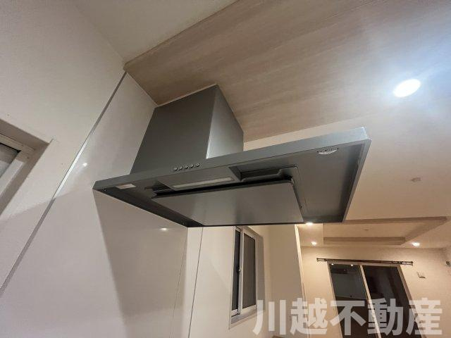 ２駅利用可、並列２台駐車可の築２年の住まいのキッチン|スタイリッシュなレンジフード