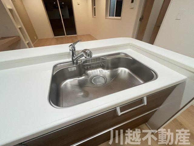 ２駅利用可、並列２台駐車可の築２年の住まいのキッチン|カートリッジ式浄水器つきのワイドシンク