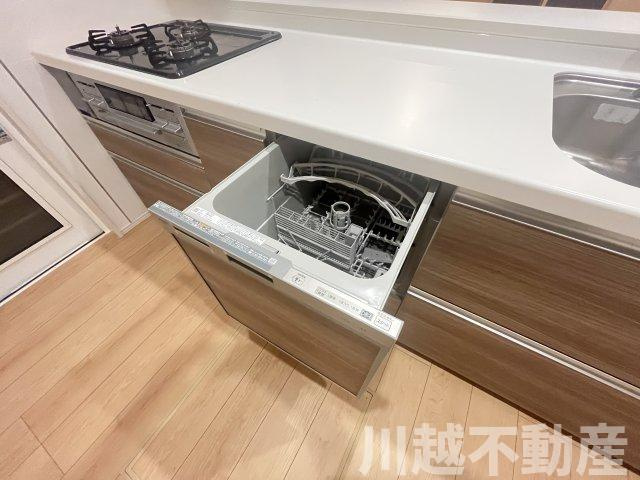 ２駅利用可、並列２台駐車可の築２年の住まいのキッチン|食後の片づけがラクになるビルトイン食洗器