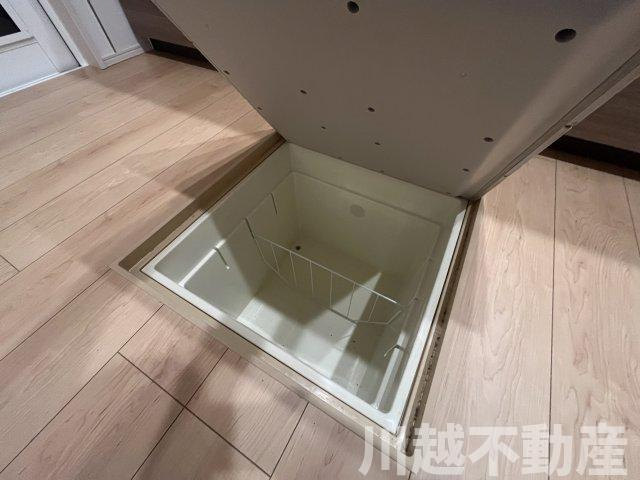 ２駅利用可、並列２台駐車可の築２年の住まいのキッチン|キッチンには嬉しい床下収納庫つき