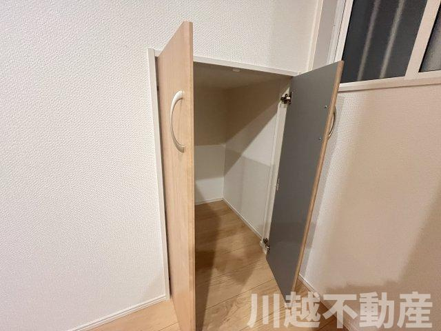 ２駅利用可、並列２台駐車可の築２年の住まいのキッチン|階段下空間を利用したキッチン脇にある収納