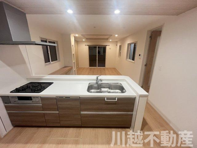 ２駅利用可、並列２台駐車可の築２年の住まいのキッチン|キッチンから見たリビングダイニングの光景