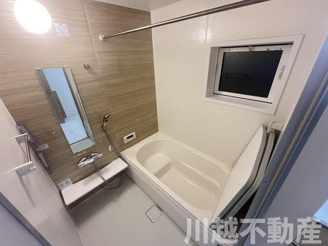 ２駅利用可、並列２台駐車可の築２年の住まいの浴室|日々の疲れを癒す清潔感あるワイドな浴室