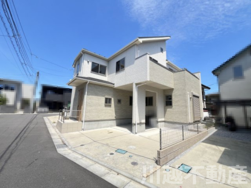 ２駅利用可、並列２台駐車可の築２年の住まいの前面道路含む現地写真|スタイリッシュな外観