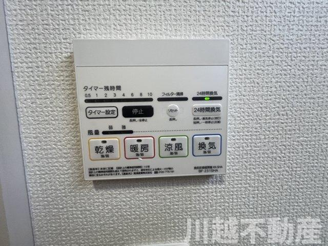 ２駅利用可、並列２台駐車可の築２年の住まいの設備|浴室には暖房乾燥機能付き換気扇を採用