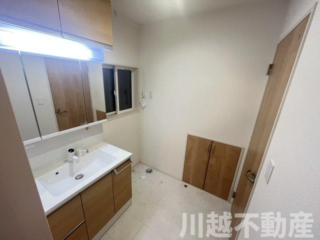 ２駅利用可、並列２台駐車可の築２年の住まいの洗面所|明るく清潔感のある広々洗面室