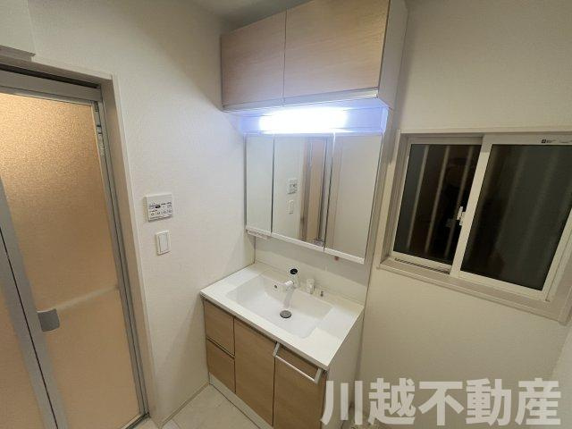 ２駅利用可、並列２台駐車可の築２年の住まいの独立洗面台|吊戸棚つきのシャワー三面鏡付き洗面台