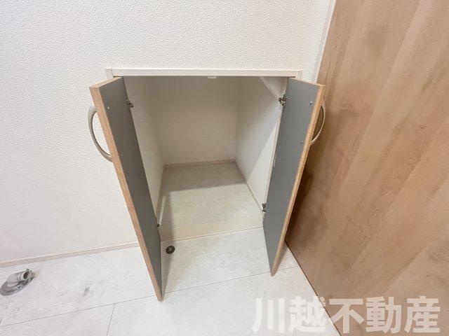 ２駅利用可、並列２台駐車可の築２年の住まいの洗面所|洗面室専用の収納