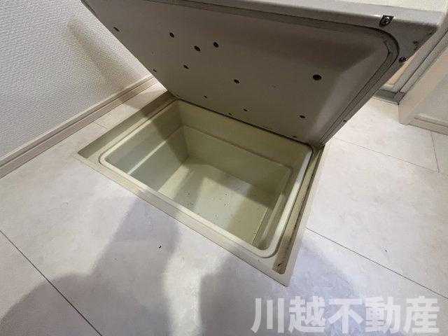 ２駅利用可、並列２台駐車可の築２年の住まいの洗面所|洗面室にも嬉しい床下収納庫つき