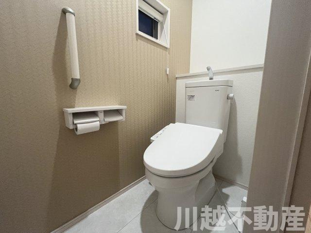 ２駅利用可、並列２台駐車可の築２年の住まいのトイレ|個性的なクロスを採用した１階トイレ