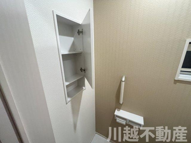 ２駅利用可、並列２台駐車可の築２年の住まいのトイレ|１階トイレの小物収納