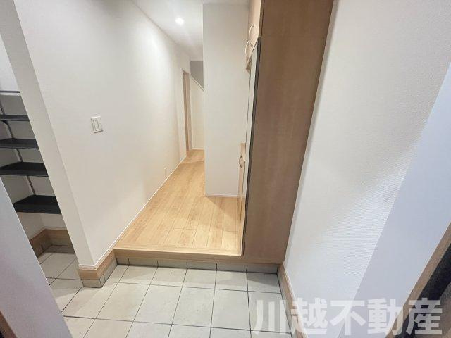 ２駅利用可、並列２台駐車可の築２年の住まいの玄関|毎日通る玄関はこちらです