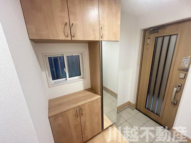 ２駅利用可、並列２台駐車可の築２年の住まいの玄関|ゆったりとした玄関です