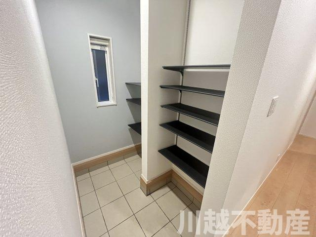 ２駅利用可、並列２台駐車可の築２年の住まいの玄関|土足のまま利用できる玄関脇の土間収納