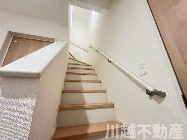 ２駅利用可、並列２台駐車可の築２年の住まいの内装|２階へ上がる階段室