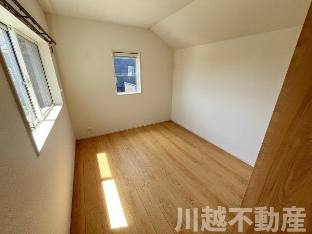 ２駅利用可、並列２台駐車可の築２年の住まいの洋室|西側の洋室は子供部屋にいかがでしょうか