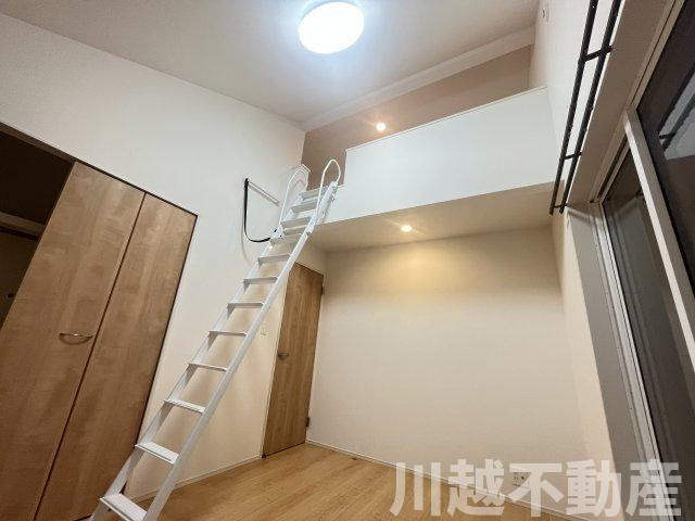 ２駅利用可、並列２台駐車可の築２年の住まいの洋室|勾配天井吹抜ロフトのあるワクワク空間の南側洋室