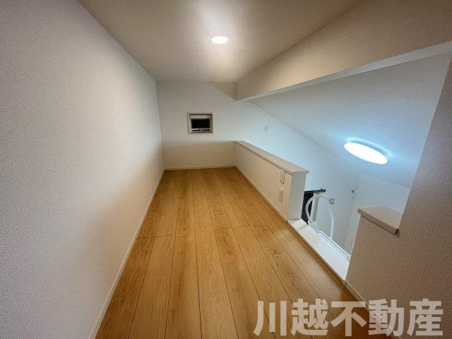 ２駅利用可、並列２台駐車可の築２年の住まいのその他|専用窓、専用照明のあるワイドなロフト