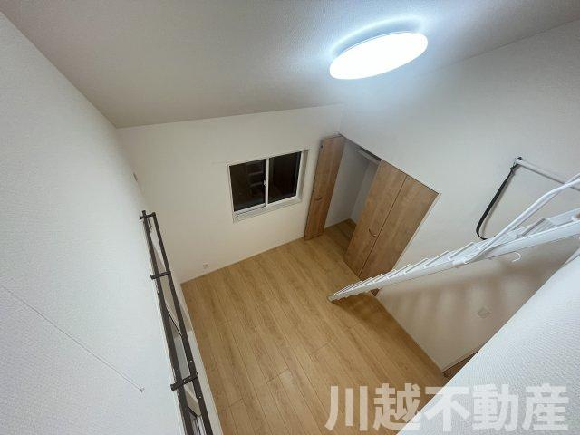 ２駅利用可、並列２台駐車可の築２年の住まいのその他|ロフトから見た洋室