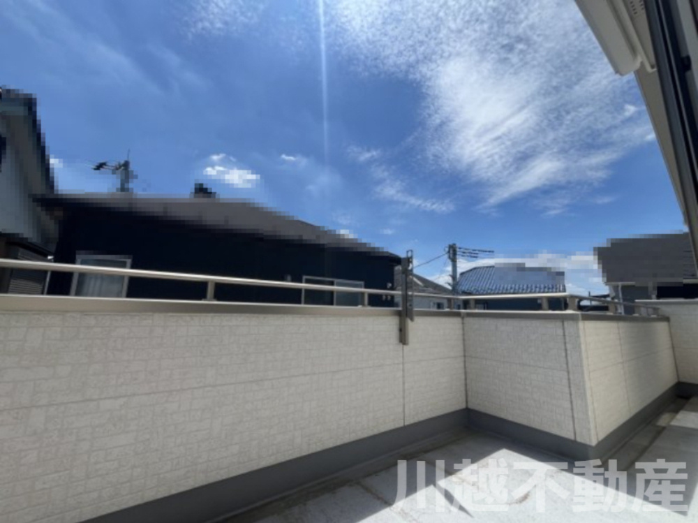 ２駅利用可、並列２台駐車可の築２年の住まいのバルコニー|広々としたバルコニーです