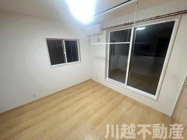 ２駅利用可、並列２台駐車可の築２年の住まいの洋室|２ドア１ルームの２階、南側の洋室