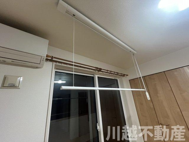 ２駅利用可、並列２台駐車可の築２年の住まいの設備|雨の日でも洗濯物が干せる室内物干しつき