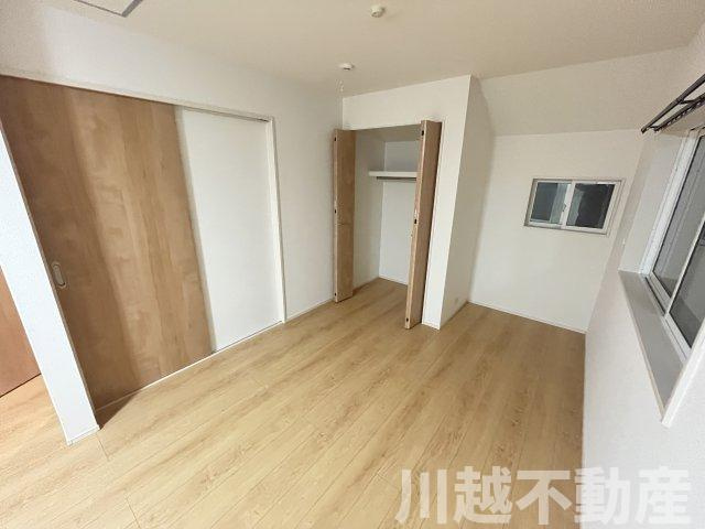 ２駅利用可、並列２台駐車可の築２年の住まいの洋室|２ドア１ルームの２階、北側の洋室