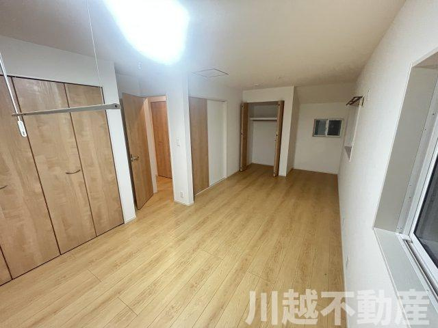 ２駅利用可、並列２台駐車可の築２年の住まいの洋室|２階の２ドア１ルームのワイドな洋室は使い方自由です