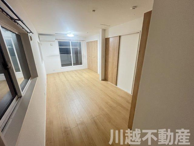 ２駅利用可、並列２台駐車可の築２年の住まいの洋室|途中で仕切れば２部屋で使える便利な洋室です