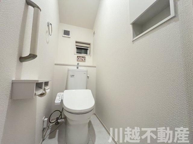 ２駅利用可、並列２台駐車可の築２年の住まいのトイレ|明るく清潔感ある２階トイレ