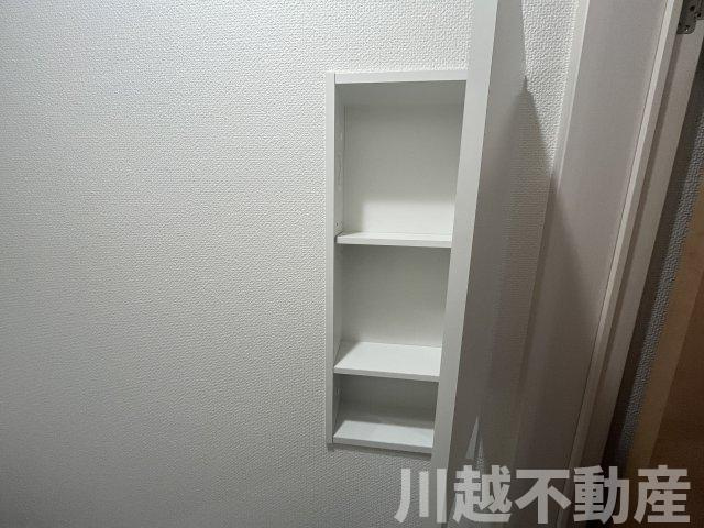 ２駅利用可、並列２台駐車可の築２年の住まいのトイレ|２階トイレの小物収納