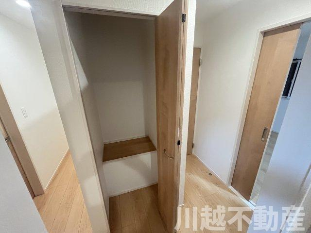 ２駅利用可、並列２台駐車可の築２年の住まいの収納|家族で使える２階ホールの収納