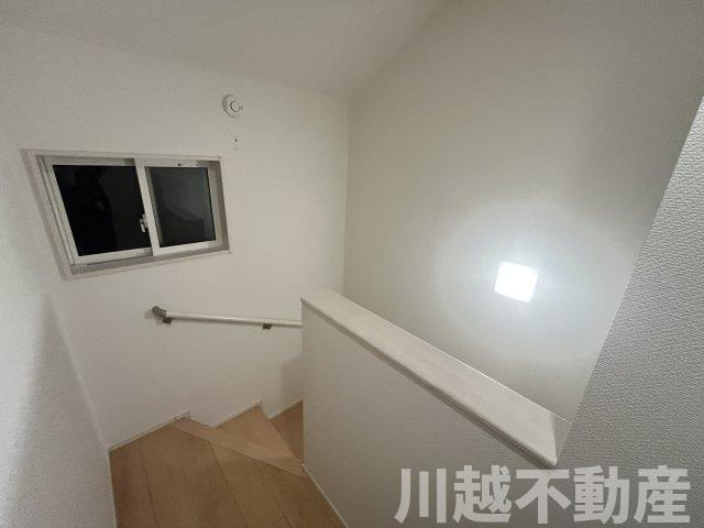 ２駅利用可、並列２台駐車可の築２年の住まいの内装|１階に降りる階段室