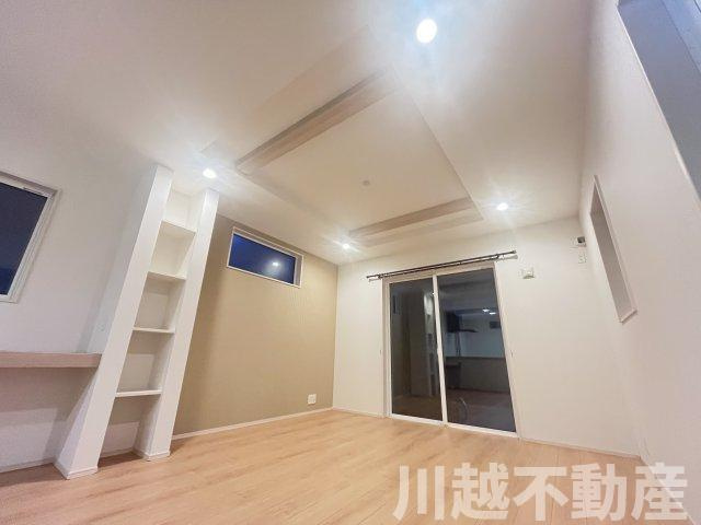 ２駅利用可、並列２台駐車可の築２年の住まいの居間・リビング|開放感あふれる折上天井のあるリビング